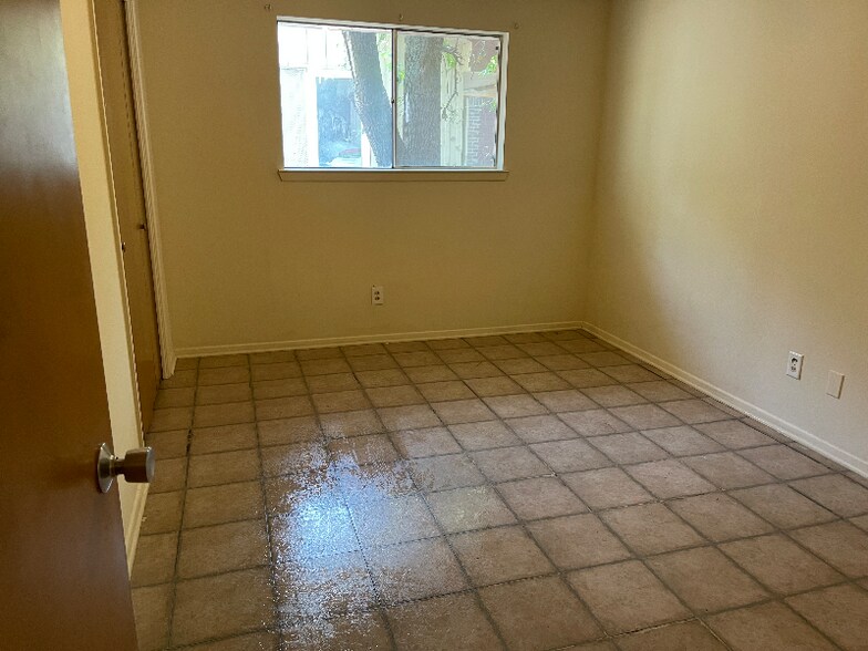 Building Photo - 2111 Scripture St