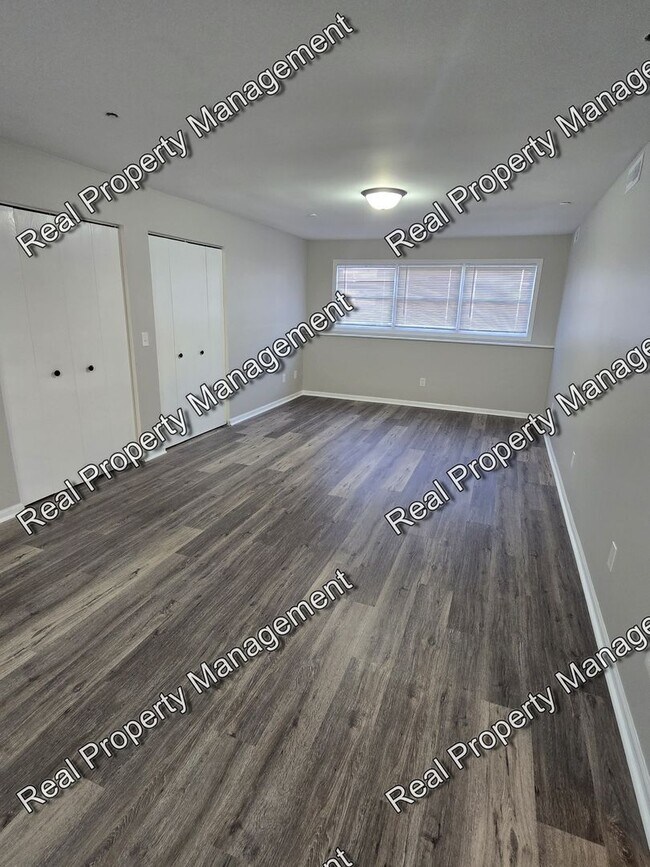 Building Photo - Updated Four Bedroom