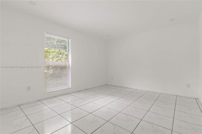 Building Photo - 10353 N Kendall Dr