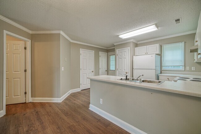 Building Photo - Charming 2 BR, 2.5 BA, 2-Story Townhome fo...