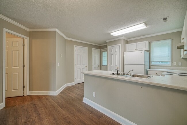 Building Photo - Freshly Renovated 2 BR, 2.5 BA Townhome Ce...