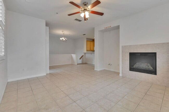 Building Photo - 2 bed 2 bath Condo!!