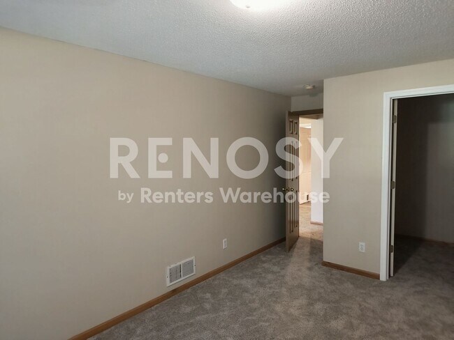 Building Photo - 4BD/3.5BA Townhome in Apple Valley Available Now!