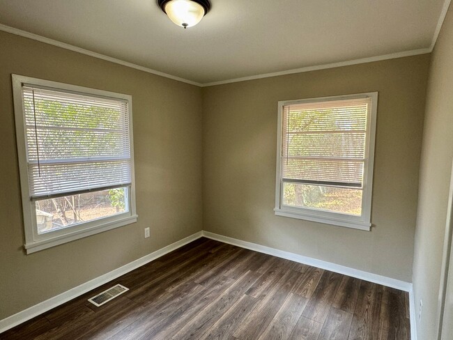 Building Photo - 3 Bedroom in Forest Hills !