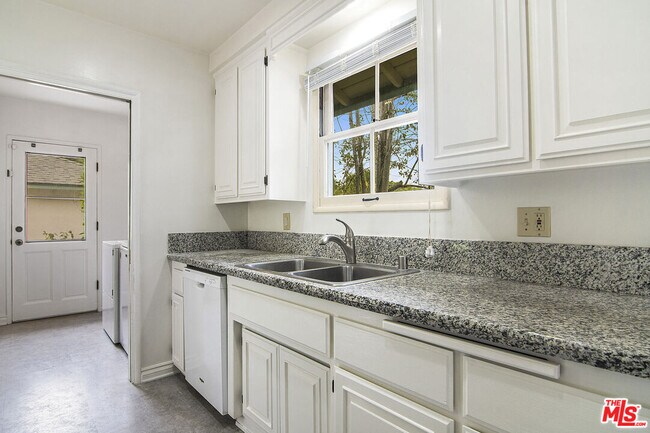 Building Photo - 3401 Corinth Ave