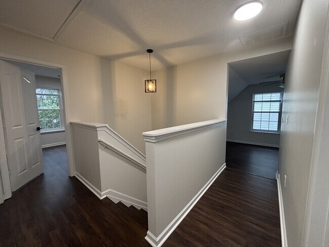 Building Photo - Newly Renovated 3 BR 2.5 Bath home in Oak ...