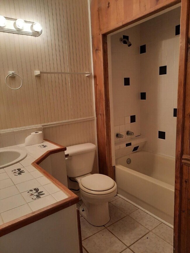 Building Photo - Large 3 Bedroom 2 Bath Ranch with Basement...