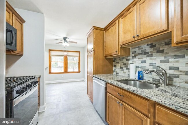 Building Photo - 5503 Red Haven Dr