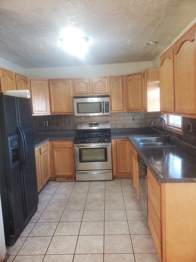 Building Photo - 817 Iroquois Ave