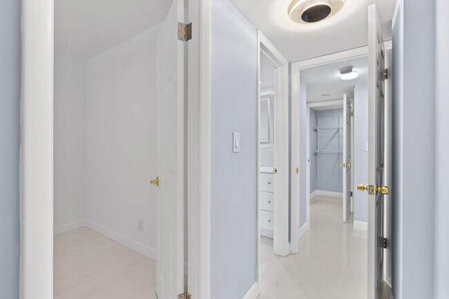 Building Photo - 3580 S Ocean Blvd