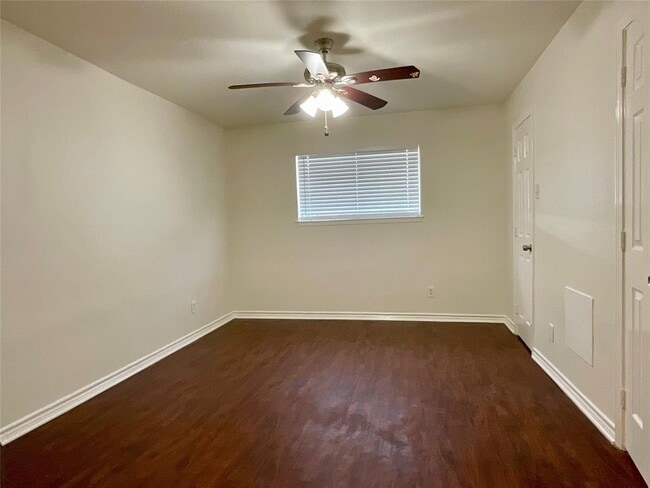 Building Photo - 4243 Bermuda Dr