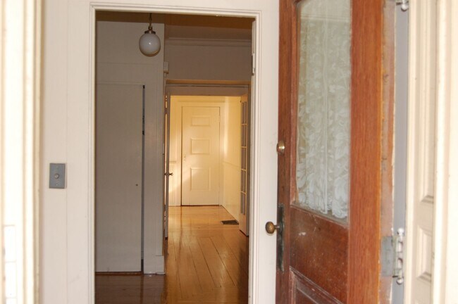 Building Photo - AVAILABLE AUGUST 1, 2026 - Charming 1st. F...
