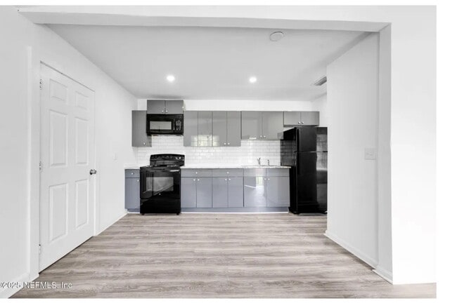 Building Photo - 9155 Sibbald Rd