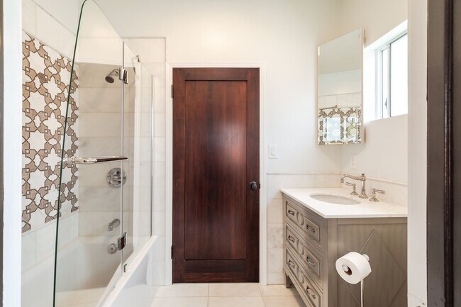 Building Photo - 6 Bed 5 Bath House with Fully Converted Co...