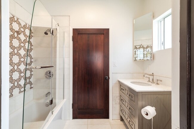 Building Photo - 6 Bedroom Home and ADU for Rent in Los Feliz Neighborhood