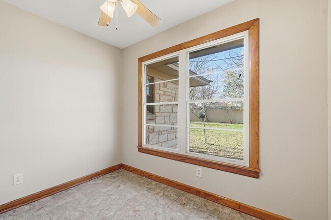 Building Photo - 134 Meander St