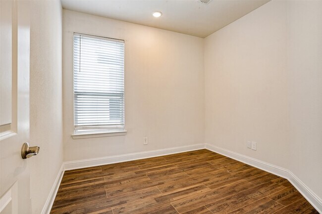 Building Photo - 10950 Downy Cup Dr