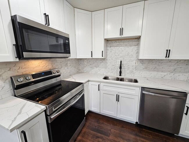 Building Photo - Near Bishop Arts District 2-bedroom, 1-bath duplex