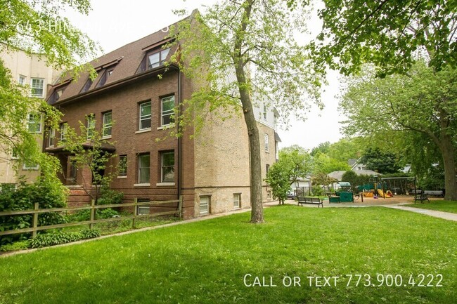 Primary Photo - Spacious Updated Vintage 3 Bedroom Apartme...