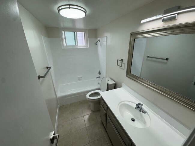 Building Photo - Charming Playa Del Rey Home with Spacious ...