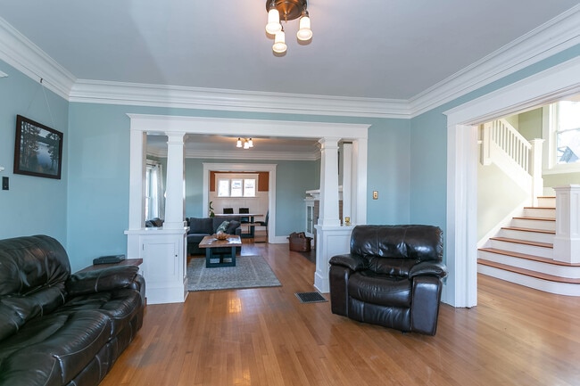 Sitting Room - 718 NE Dekum St