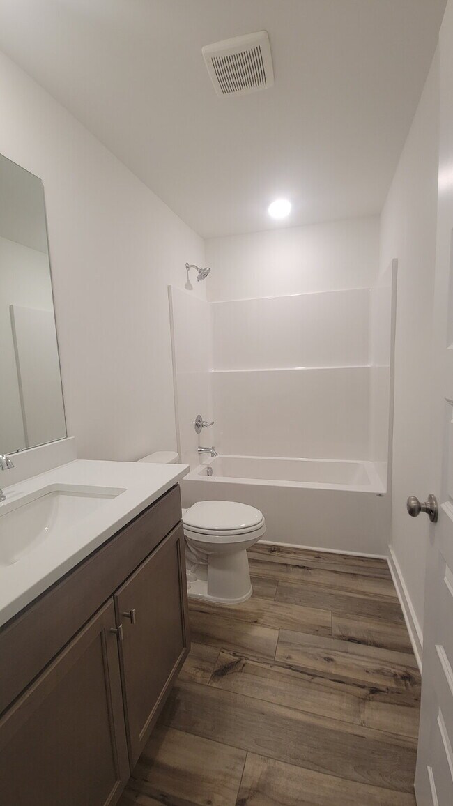 Building Photo - 7580 Discovery Pt Dr NW