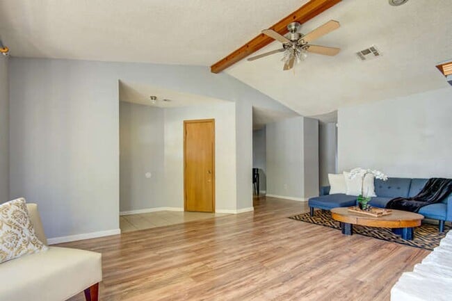 Building Photo - Great little modern and super clean home i...