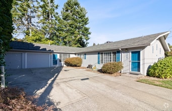 Building Photo - 2 bed 1 bath Duplex unit in Milwaukie Hect...