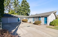 Building Photo - 2 bed 1 bath Duplex unit in Milwaukie Hect...