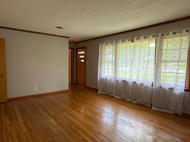 Building Photo - Beautiful 3 bedroom- North Johnson City & Town Acres school district!