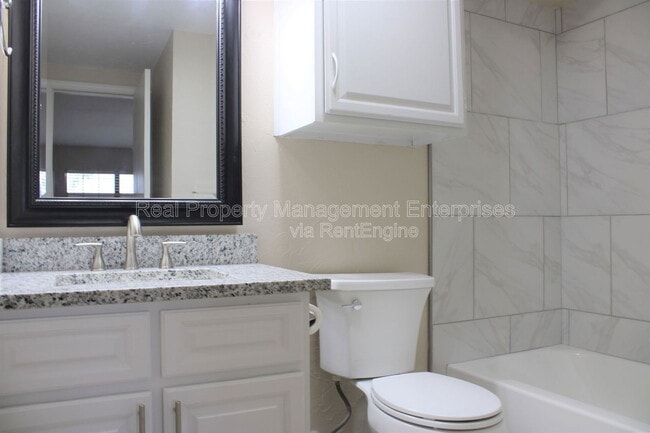 Building Photo - 11130 N Stratford Dr