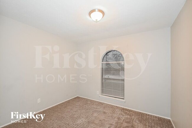 Building Photo - 6333 Fallbrook Dr