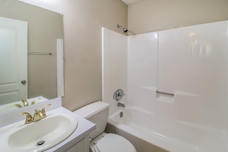 Building Photo - 9227 Chestnut Lake Dr