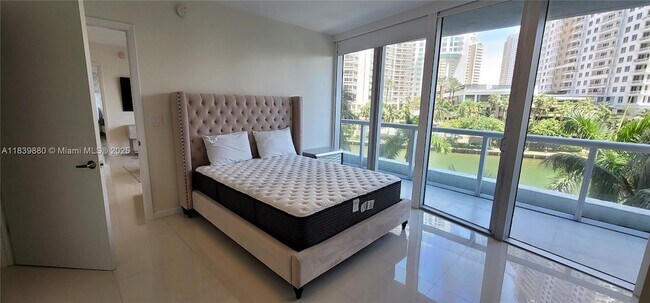 Building Photo - 495 Brickell Ave