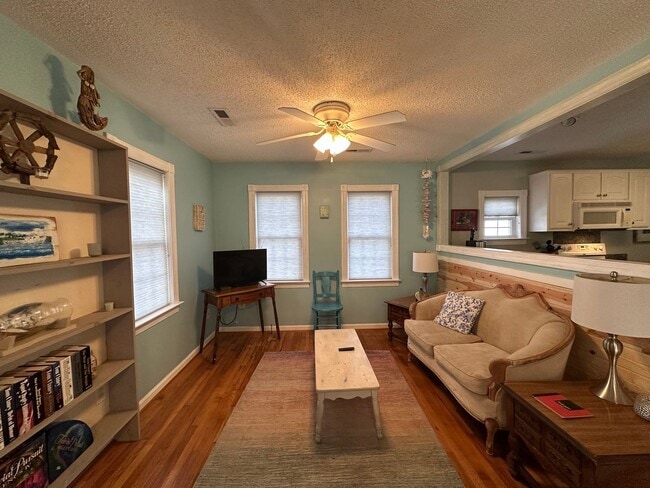 Building Photo - 2 Bed 2 Bath Fully Furnished Home