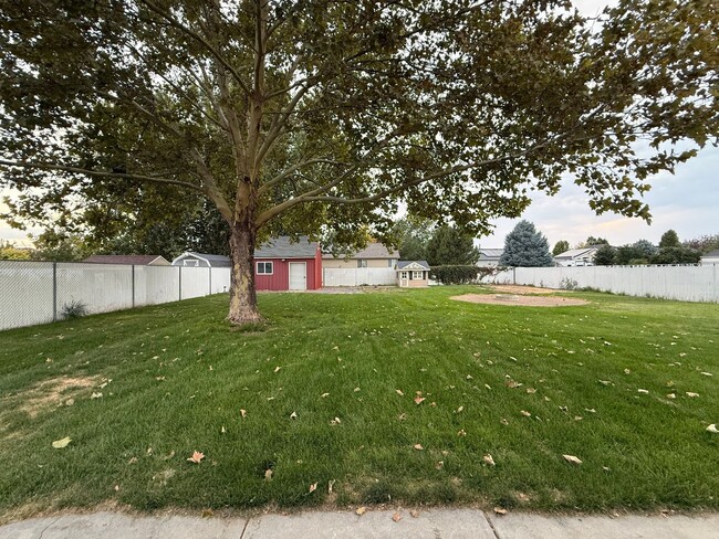 Building Photo - Spacious 5-Bedroom Home in Clinton!