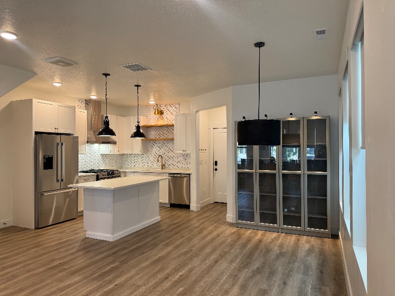 Primary Photo - 5258 W Dock St