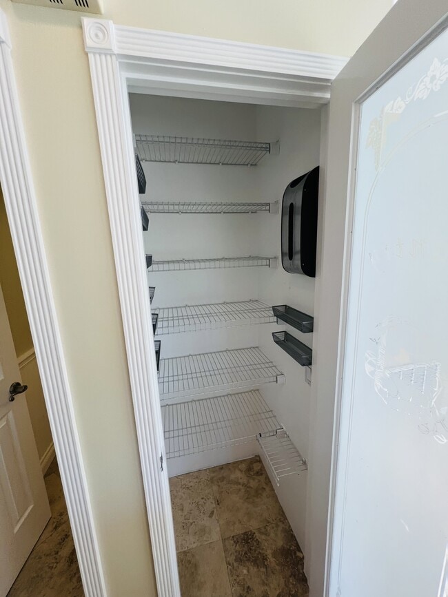 Building Photo - 25183 Parkcrest Dr