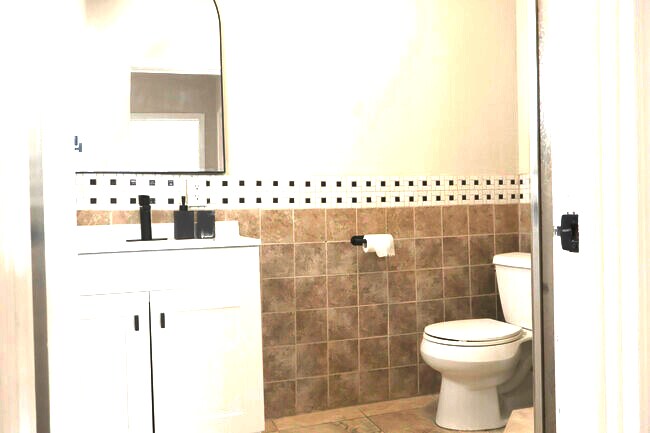 Building Photo - 1375 Keniston Ave