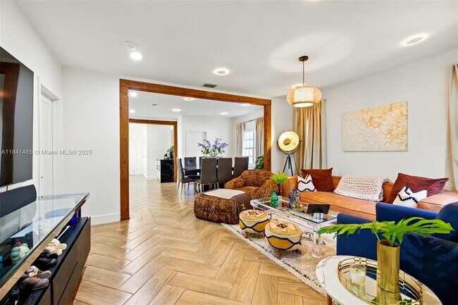 Building Photo - 1363 Biarritz Dr