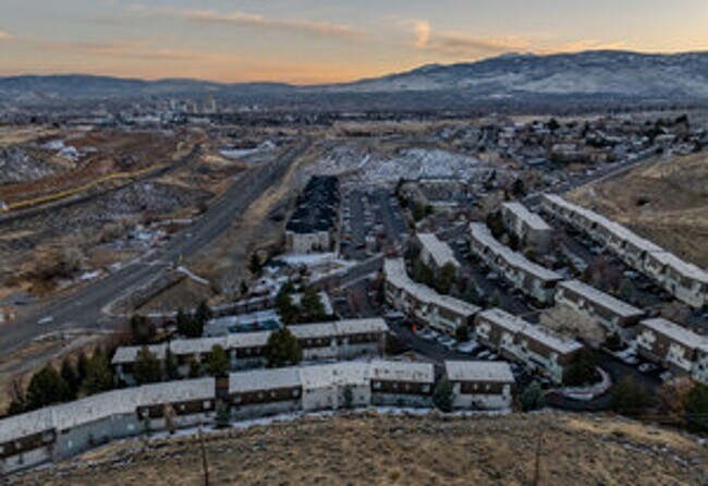 Building Photo - FULLY FURNISHED home available now.