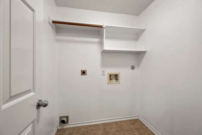 Building Photo - 5030 Birch Manor Ln