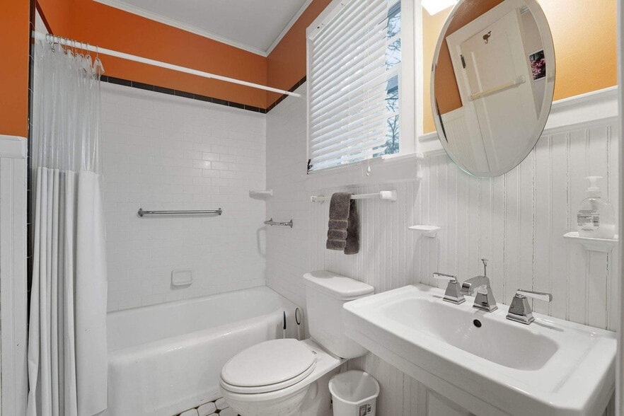 Building Photo - 552 Lorimer Rd