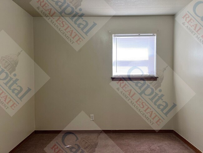 Building Photo - Cute Home Available!