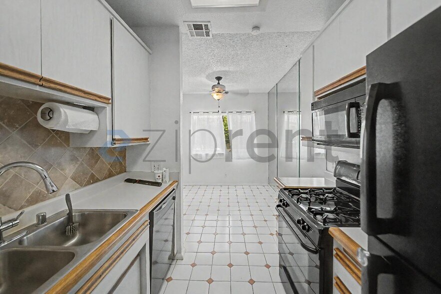 Building Photo - Unit 6