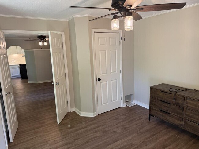 Building Photo - 2901 Lindsay Ave