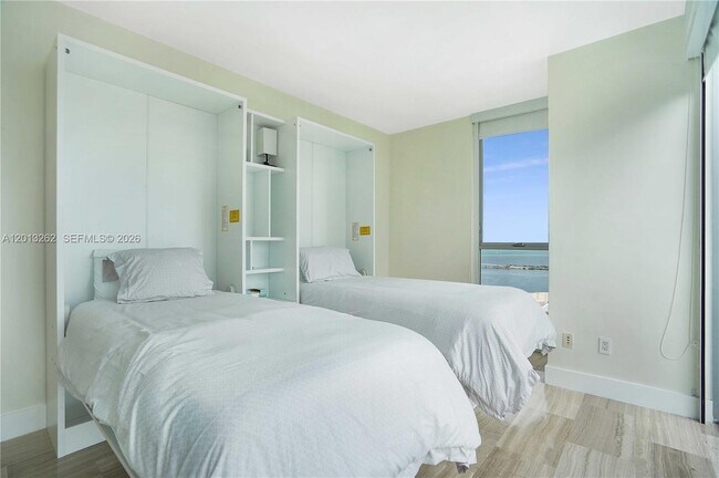 Building Photo - 1300 Brickell Bay Dr
