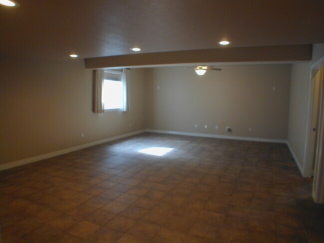 Building Photo - House For Lease