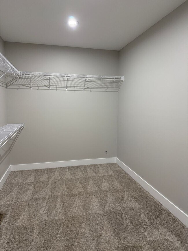 Building Photo - Spacious & Convenient!