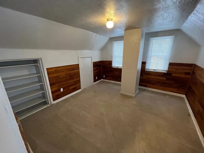 Building Photo - 1 bed / 1 bath Triplex in North east spokane